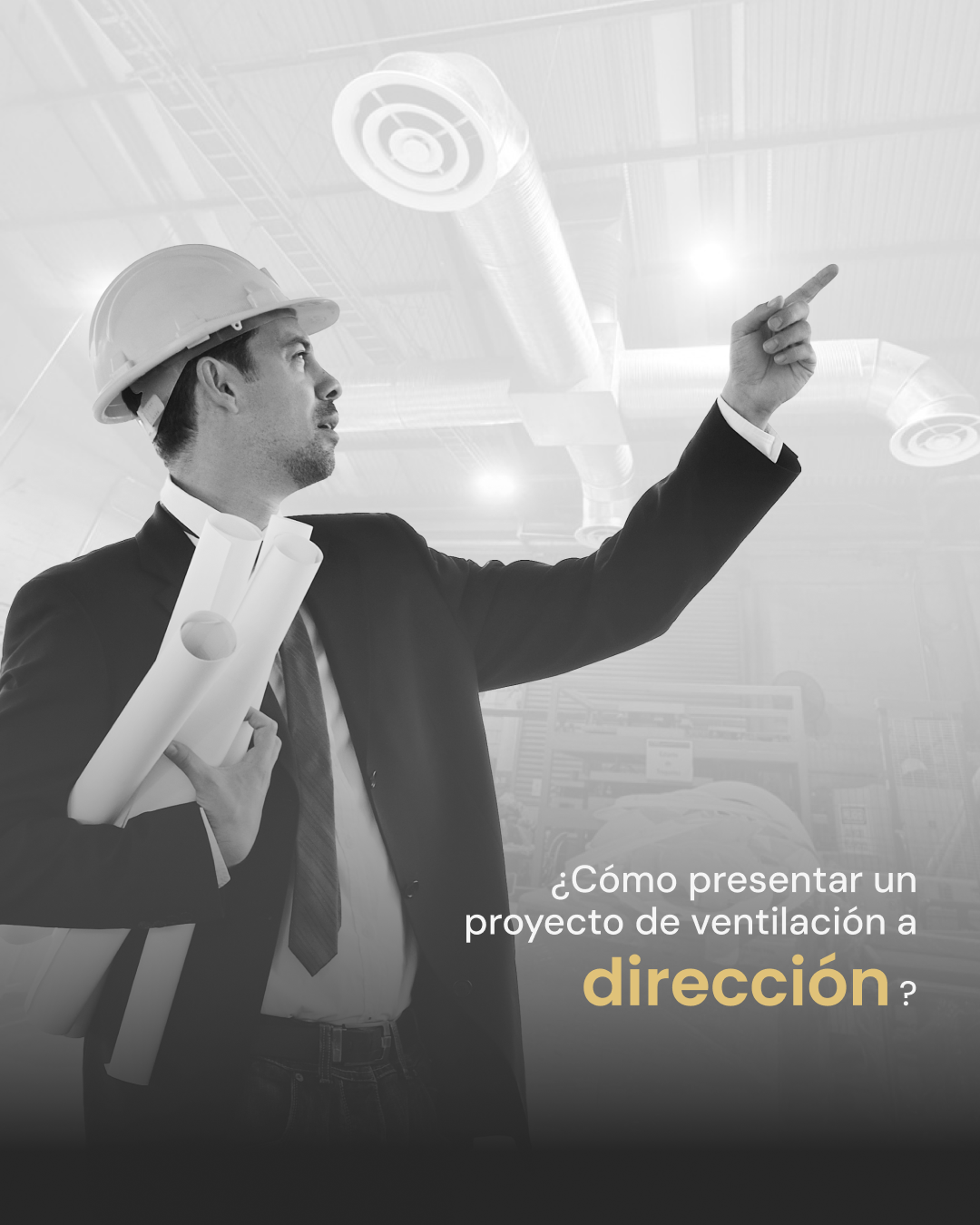 Ingeniero con planos mostrando un proyecto de ventilación industrial y sistemas de control térmico a la dirección general en una planta en México.