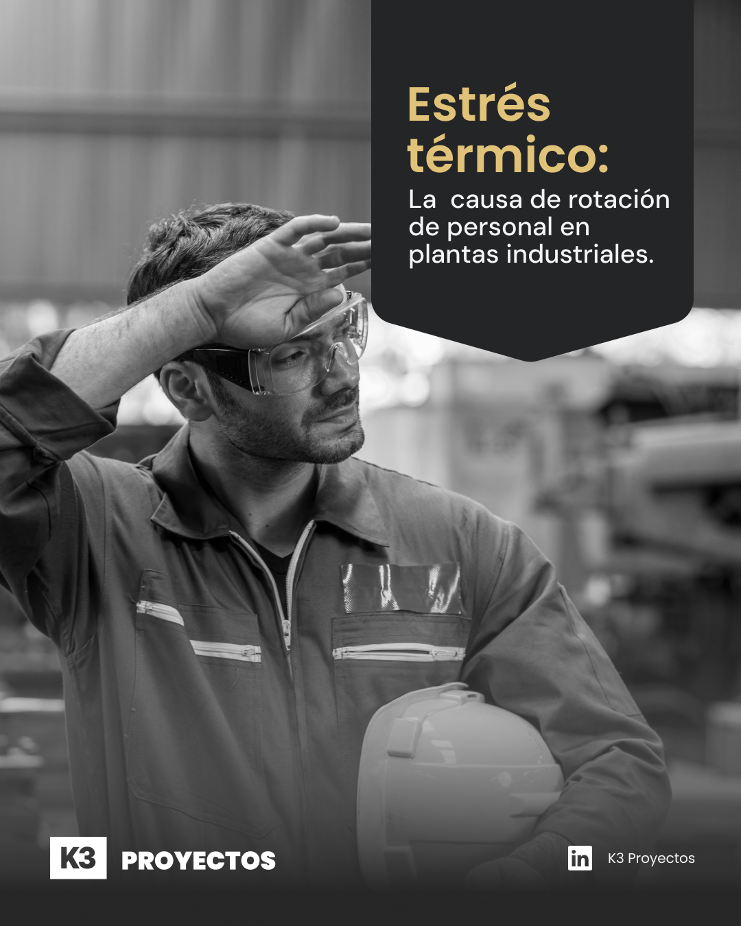 Fotografía en blanco y negro basada en trabajador-industrial-sudando-planta-estres-termico-consecuencias.jpg de un trabajador industrial de K3 Proyectos sudando y limpiándose la frente por estrés térmico en una planta manufacturera, con texto superpuesto en español que dice: 'Estrés térmico: La causa de rotación de personal en plantas industriales.'