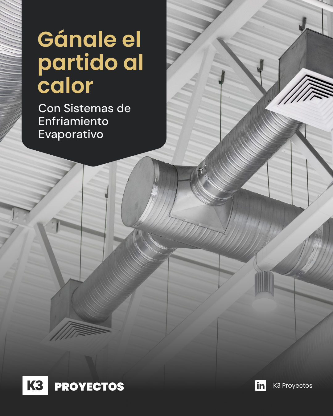 Vista contrapicada de ductos metálicos y difusores de distribución de flujo de aire instalados en el techo de una nave industrial por K3 Industrial en Monterrey, Nuevo León, como parte de un sistema de enfriamiento evaporativo industrial para mitigar el estrés térmico laboral.