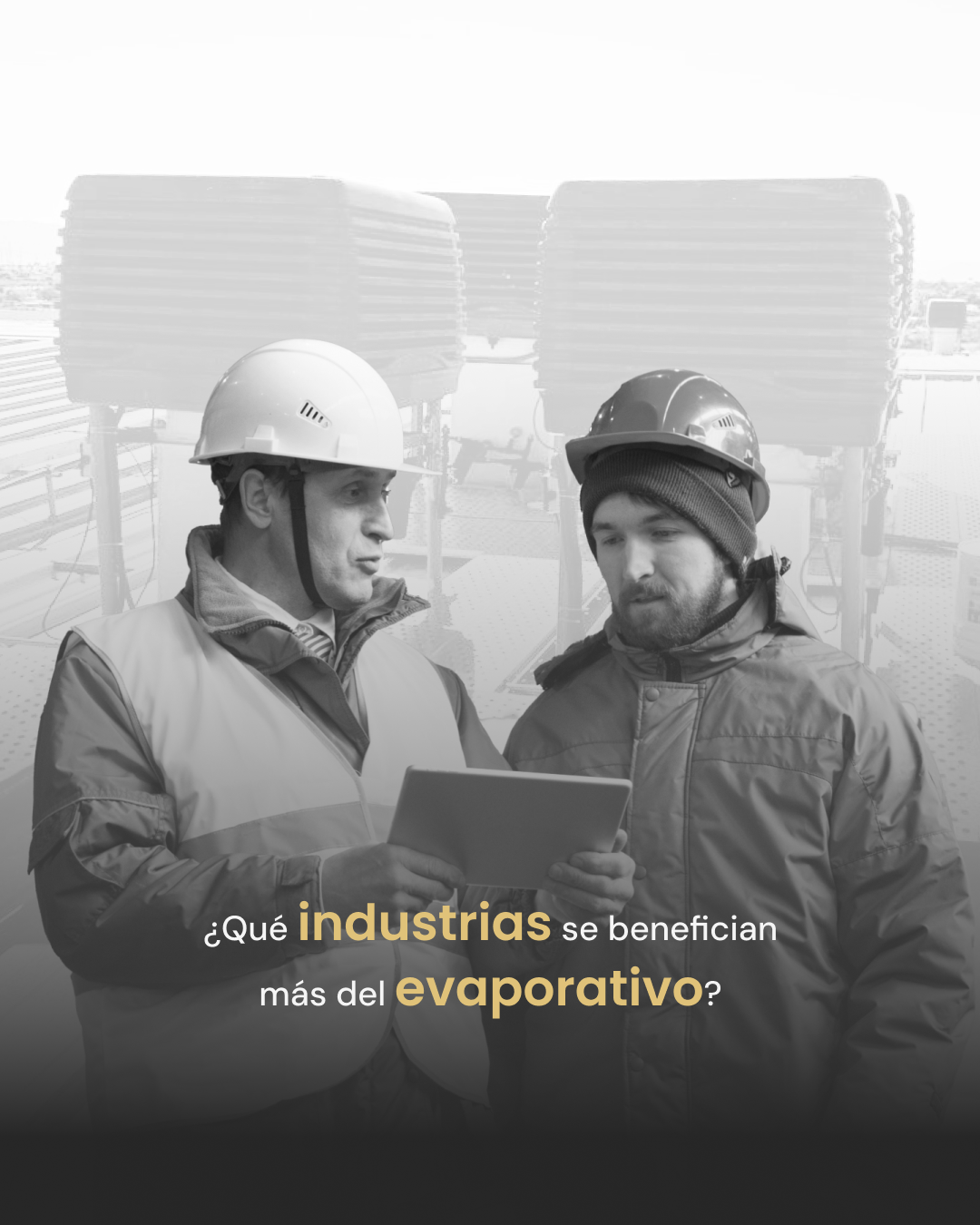 Dos ingenieros industriales de K3 consultando una tableta frente a unidades de enfriamiento evaporativo industrial en Monterrey, Zona Noreste, con la pregunta superpuesta: "¿Qué industrias se benefician más del evaporativo?".