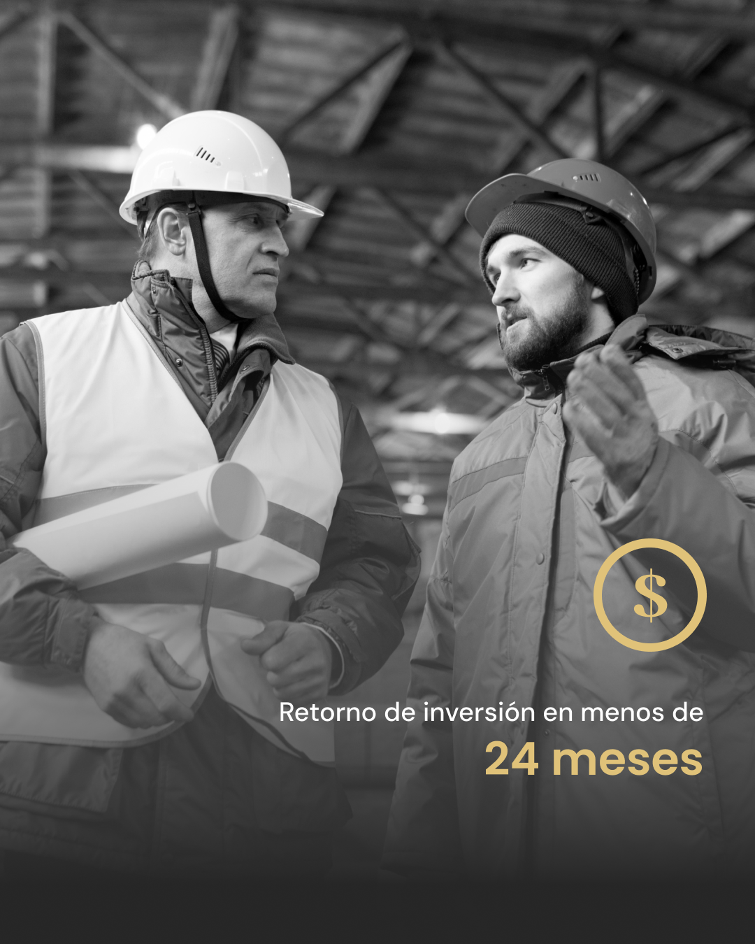 Ingenieros consultores revisando planos y métricas de retorno de inversión de menos de 24 meses para infraestructura fabril.