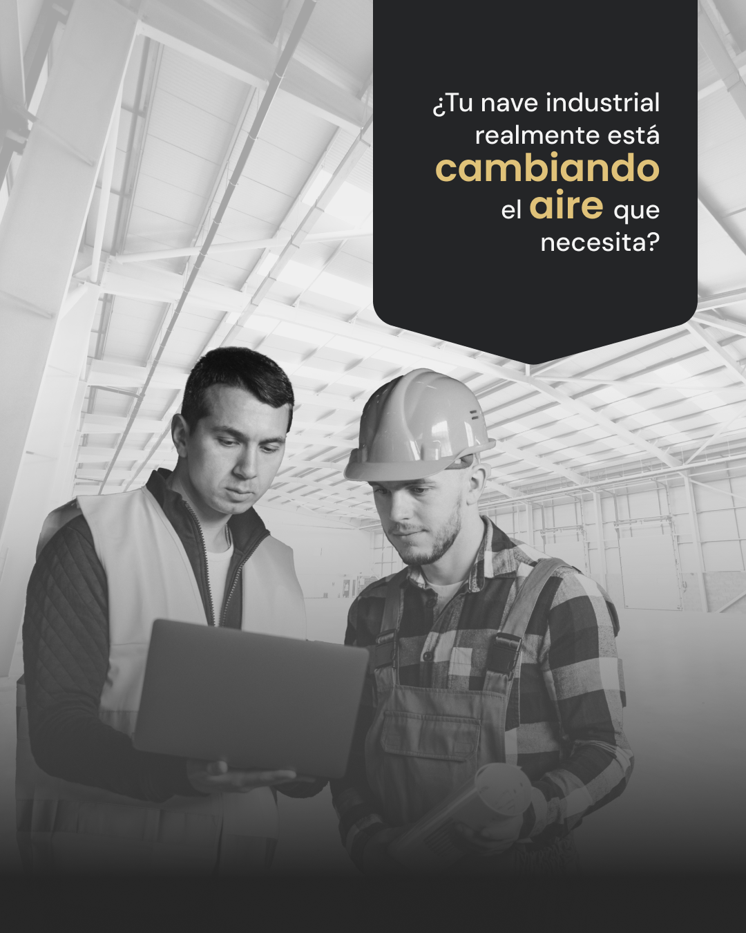 Ingenieros consultores analizando el cálculo de renovaciones de aire por hora ACH en laptop dentro de una nave industrial.