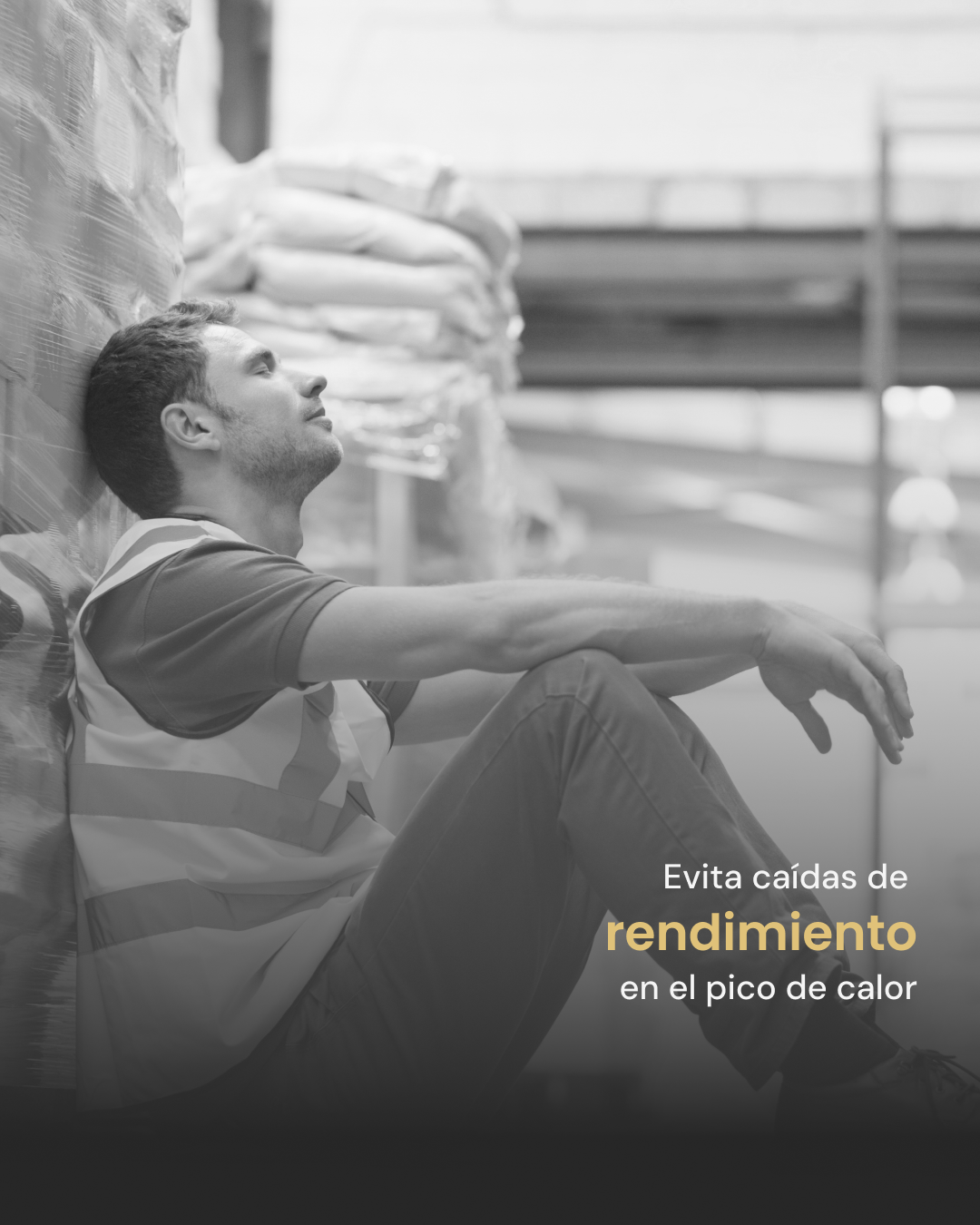 Operador descansando por fatiga térmica en nave industrial con texto sobre prevención de caídas de rendimiento en sistemas de enfriamiento evaporativo K3.