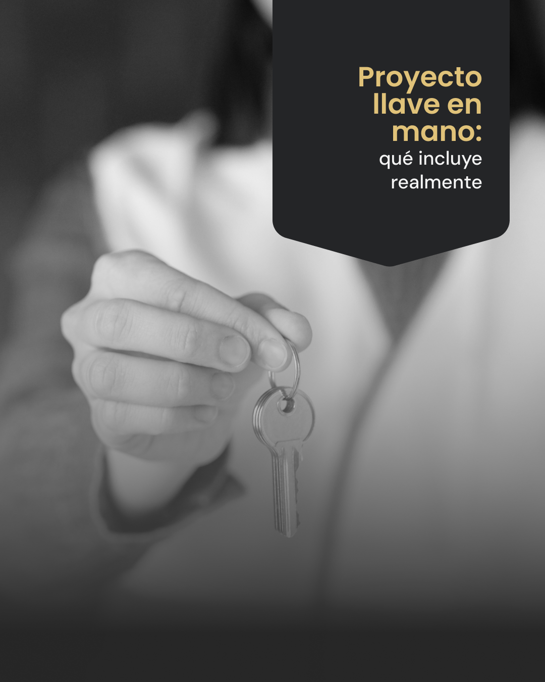 Manos sosteniendo llaves como símbolo de la entrega de un proyecto llave en mano en sistemas de enfriamiento evaporativo.