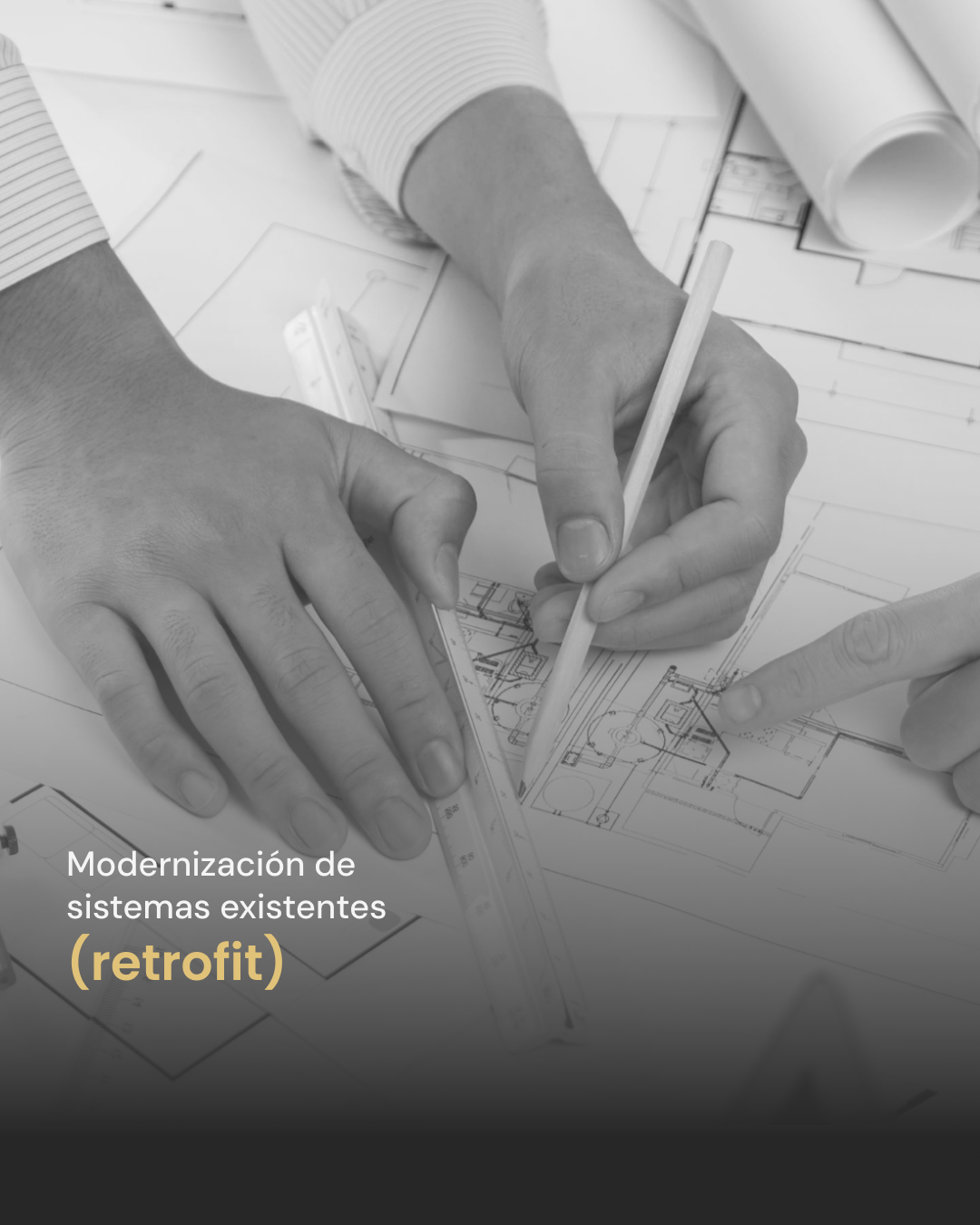 Ingenieros realizando diseño técnico para el retrofit de sistemas de enfriamiento evaporativo en nave industrial.