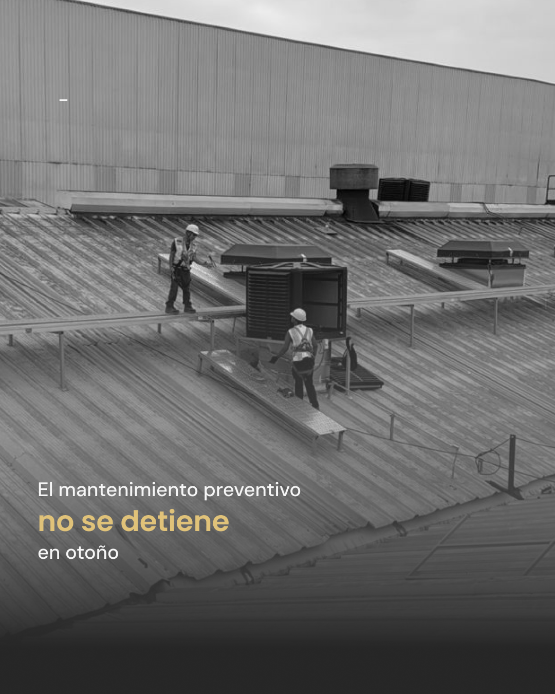Técnicos de K3 Industrial realizando mantenimiento preventivo a un sistema de enfriamiento evaporativo en la cubierta de una nave industrial durante el otoño.