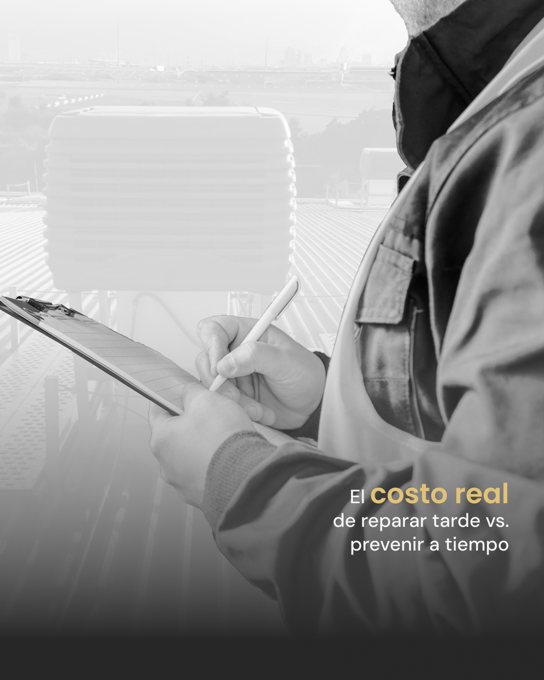 Técnico de ingeniería de K3 Industrial inspeccionando con tablet un sistema de enfriamiento evaporativo industrial en la azotea de una nave industrial en Monterrey.