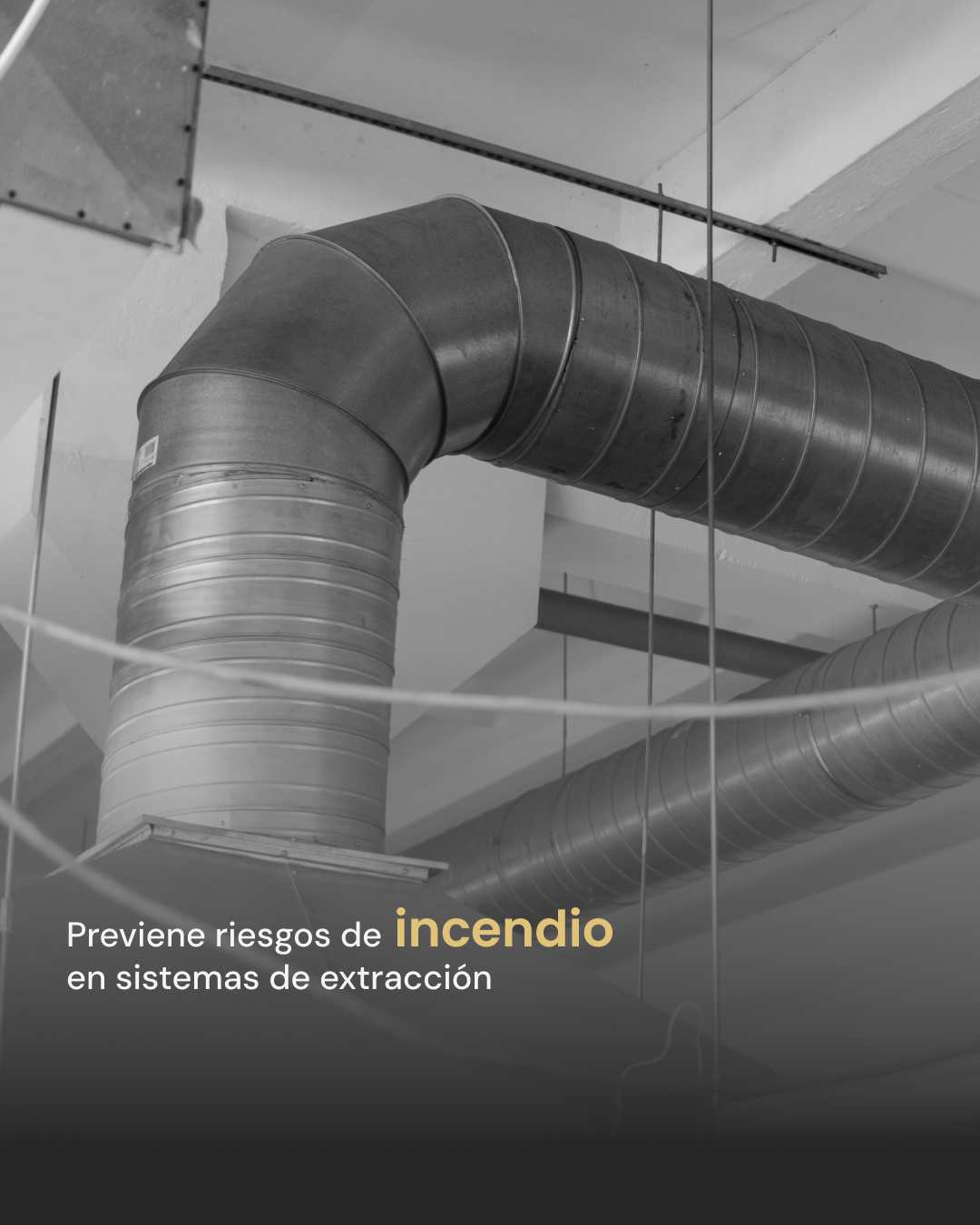 Técnico realizando la limpieza de ductos de extracción de grasa e inspección en un sistema K3 Gras.