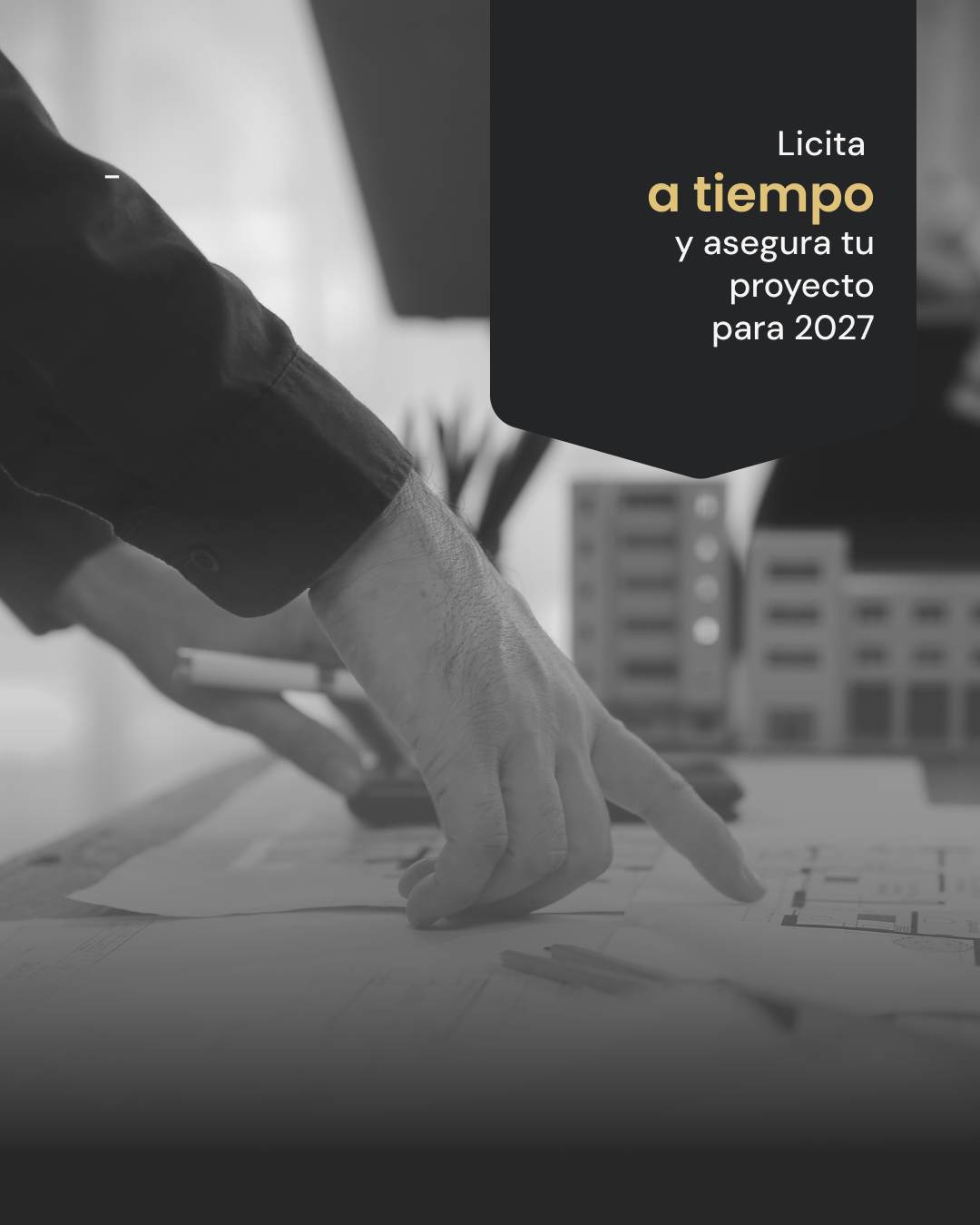 Ingeniero revisando planos de proyectos llave en mano de ventilación industrial para licitación en Q4.